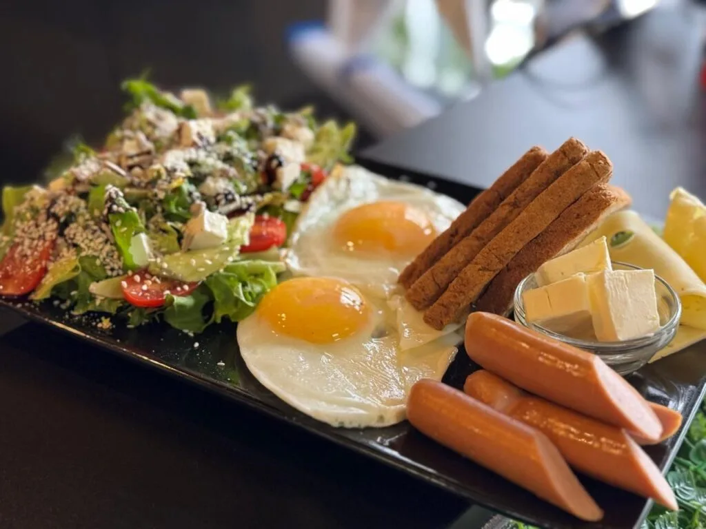 Сніданок ковбаски